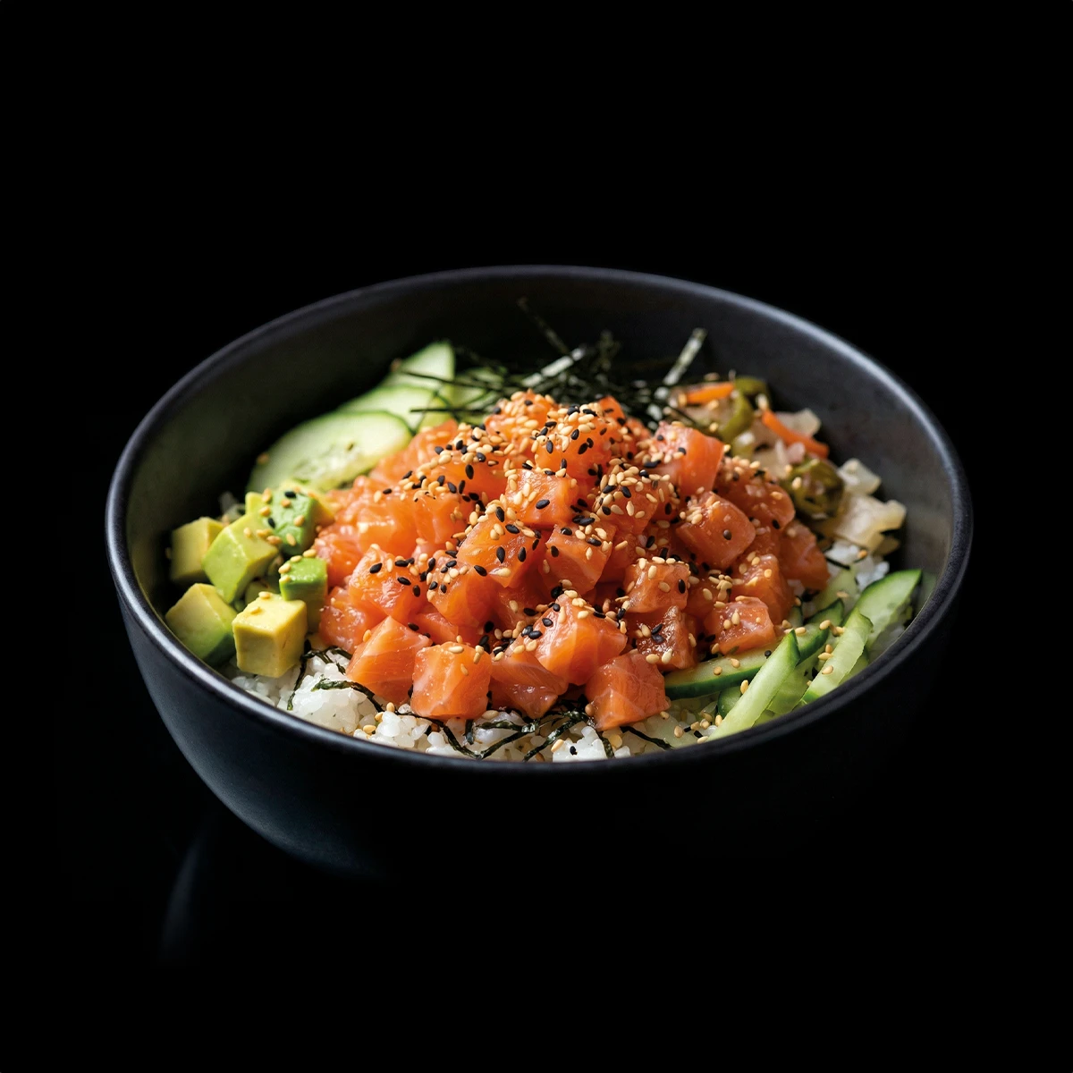 Poke con dados de salmón ahumado Martiko